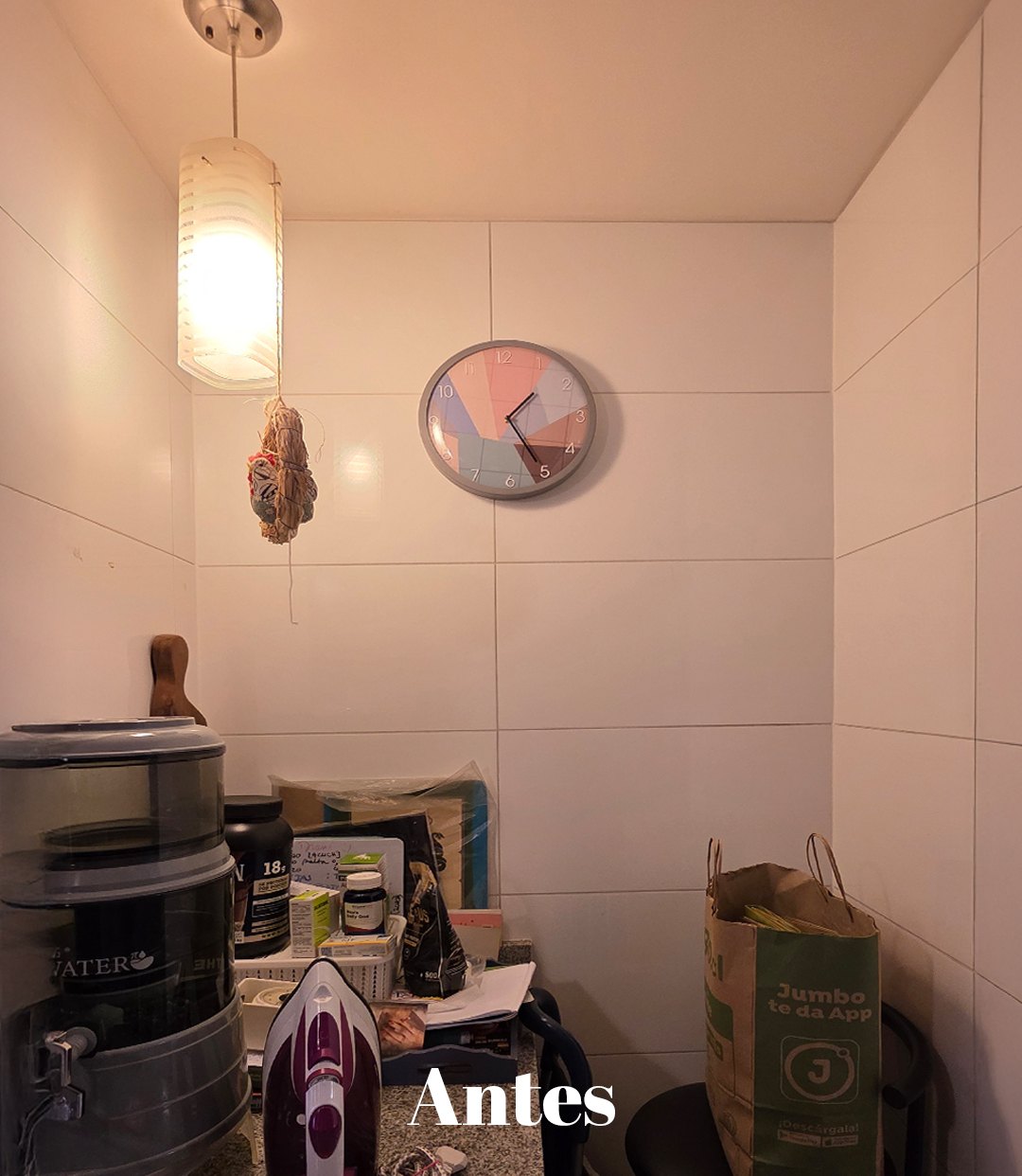 Antes — Mueble de guardado con vitrina iluminada