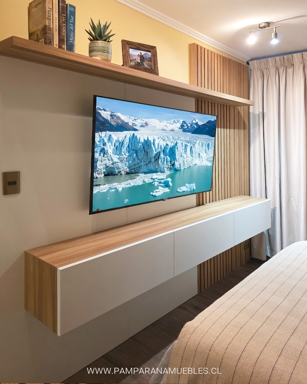 Dormitorio con consola y TV