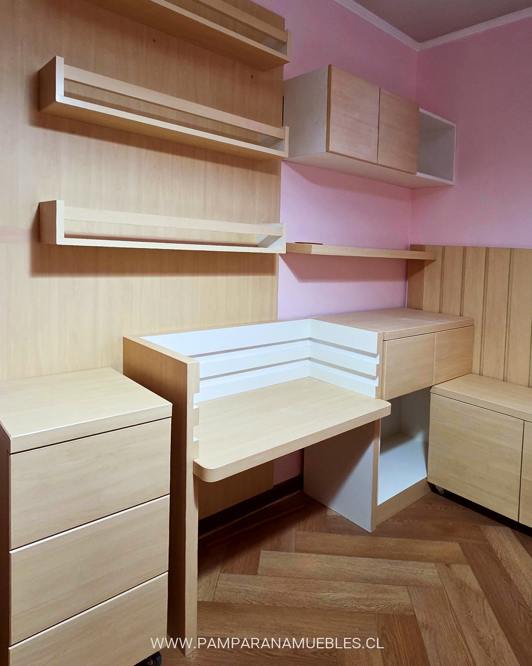 Puesto de trabajo con escritorio y repisas a medida — Pamparana Muebles