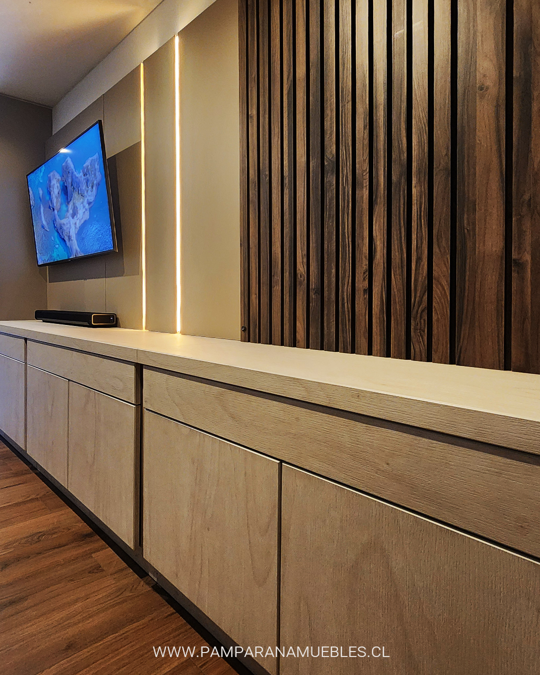 Mueble mural y buffet a medida con listones de madera, fabricación propia de Pamparana